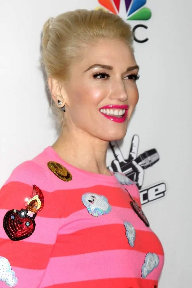 Gwen Stefani wore a quirky and colorful striped sweater with her sleek and polished upstyle during the NBC's "The Voice" Season 7 Red Carpet Event last December 8, 2014 in West Hollywood, CA.