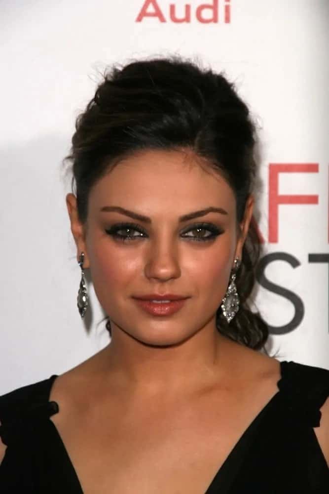 This gorgeous Hollywood star rocked the chic messy ponytail with some wavy strands for the AFI Fest 2010 Closing Night Gala Screening of "Black Swan," last November 11, 2010. It went quite well with her diamond earrings and black dress.