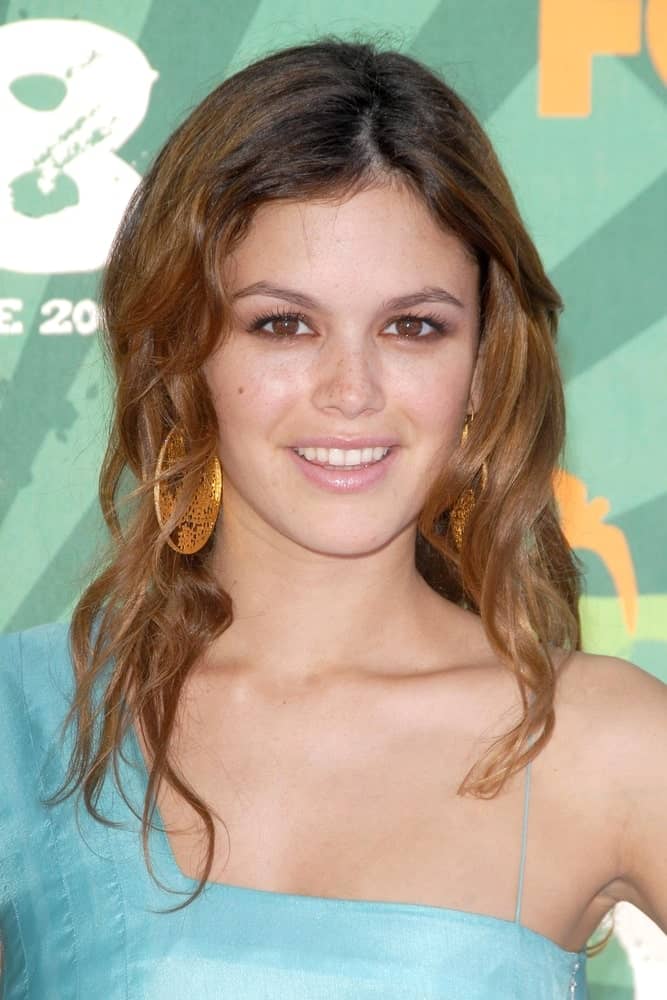 Rachel Bilson looked charming in a blue dress paired with Amrapali earrings that she wore during the 2008 TEEN CHOICE AWARDS on August 3, 2008. The look was completed with a permed hairstyle that's center-parted.