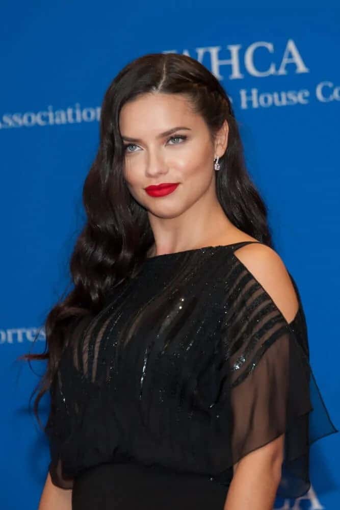 Adriana Lima attended the White House Correspondents' Association Dinner wearing a side-parted, braided hairstyle with tousled waves last April 25, 2015.