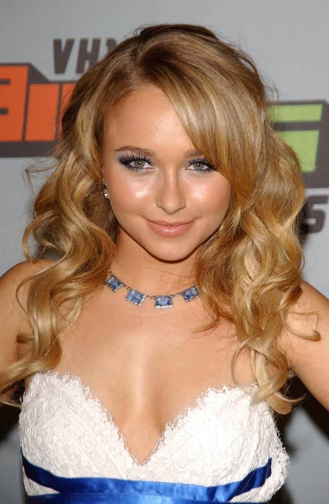 Hayden Panettiere looked gorgeous in a white lace dress paired with a stunning sapphire necklace. It was completed with a voluminous wavy hair that she wore at the VH1 Big in '06 Awards on December 02, 2006.