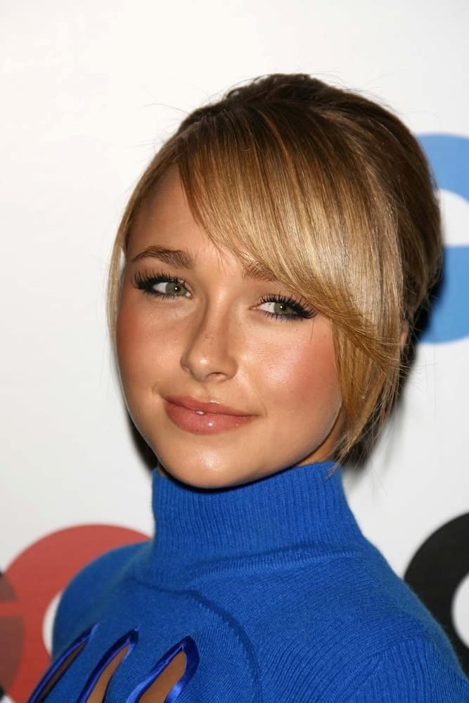 During the GQ Man of the Year Awards at Sunset Tower Hotel on November 29, 2006, sweet Panettiere exhibited a charismatic look with a blue turtleneck dress and her short blonde hair arranged in a neat bun with side-swept bangs.