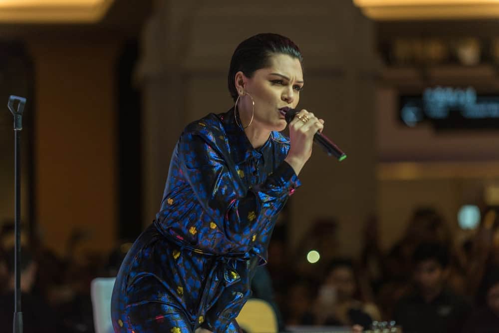 Jessie J. performed at the Dubai Shopping Festival Fashion Show in Mall Of The Emirates last 20th of January 2017. She rocked the stage with a colorful romper to match her stylish slicked-back pixie hair.