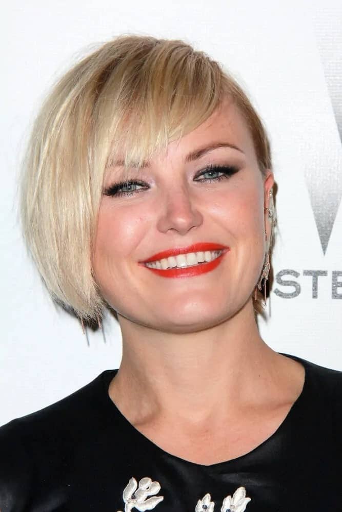 Last January 11, 2015, Akerman attended The Weinstein Company/Netflix Golden Globes After Party with her long blond pixie haircut that is almost a short bob with side-swept bangs.