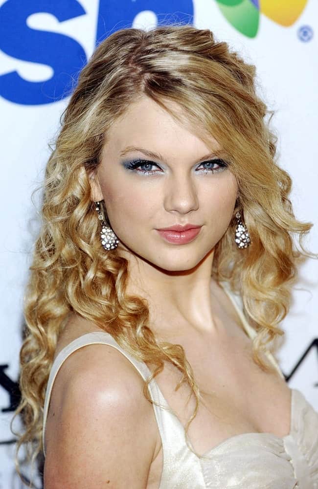 The singer complemented her curly side-parted hair with gorgeous earrings at the Clive Davis Pre-Grammy Party last February 9, 2008.