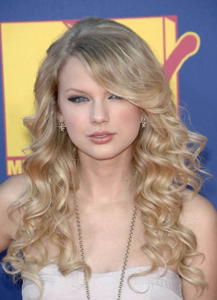 The singer incorporates her long curls with side-swept bangs during the MTV Video Music Awards - VMA ARRIVALS on September 7, 2008.