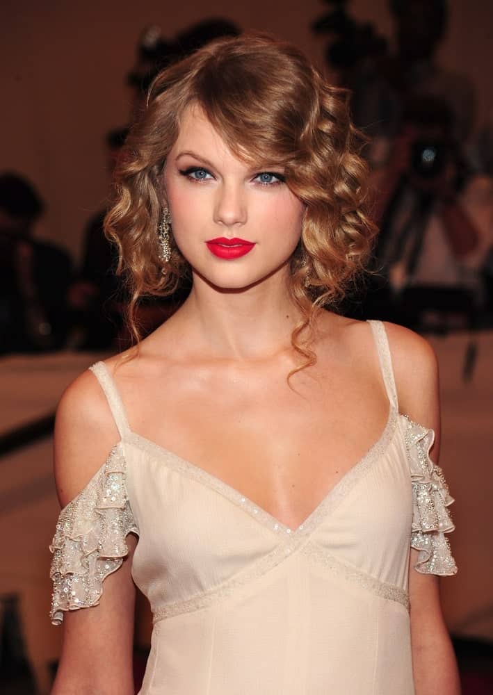 The singer styled her blonde locks with a curly loose updo during the Part 2-American Woman Fashioning a National Identity Benefit Gala Co-Hosted by GAP for the Costume Institute held on May 3, 2010.