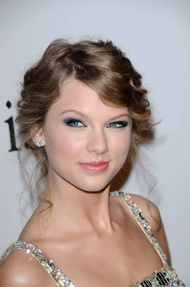 The singer sported a messy upstyle paired with smokey eyes at The Recording Academy and Clive Davis Present The 2010 Pre-Grammy Gala - Salute To Icons last January 30, 2010.