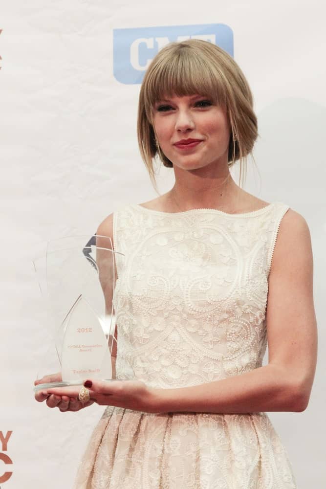 Taylor Swift opted for a loose upstyle incorporated with side tendrils and blunt bangs during the 2012 Canadian Country Music Association Awards on September 9, 2012 where she received the New Generation Award.