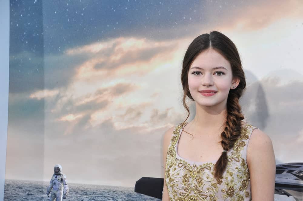 The young Mackenzie Foy arrived at the premier of her movie “Interstellar” rocking her beautiful waist-length hair with a fishtail braid. Although, Foy was just 14 at the time, this elegant mermaid-style hairdo looks great on brunette women much older than her.