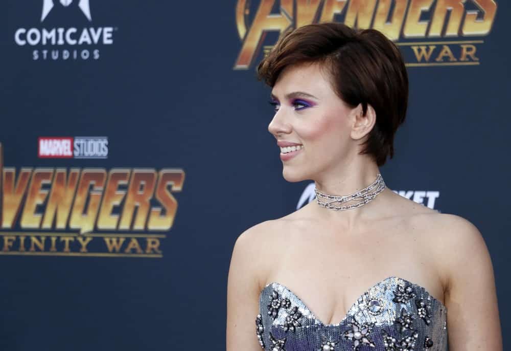 The actress may be drawing some wrong kind of attention because of her lifestyle brand “Honest” but there is nothing wrong with her hair. With her subtle side part, honey blond balayage and loose curls tumbling down her shoulder, this look like a winner.