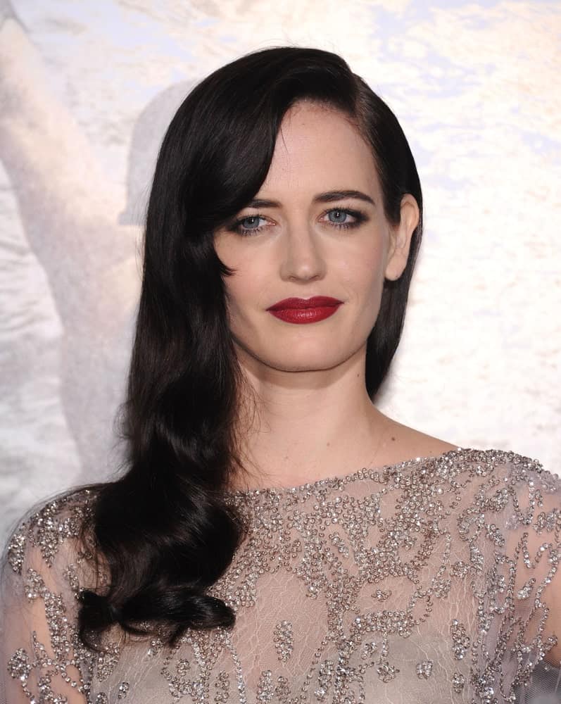 This stunning actress is not your average French woman. When it comes to her hair, Eva Green has nailed every look. With her super dark hair, the actress rocked this 1920’s loose curl hairstyle, which made her the belle of the ball.