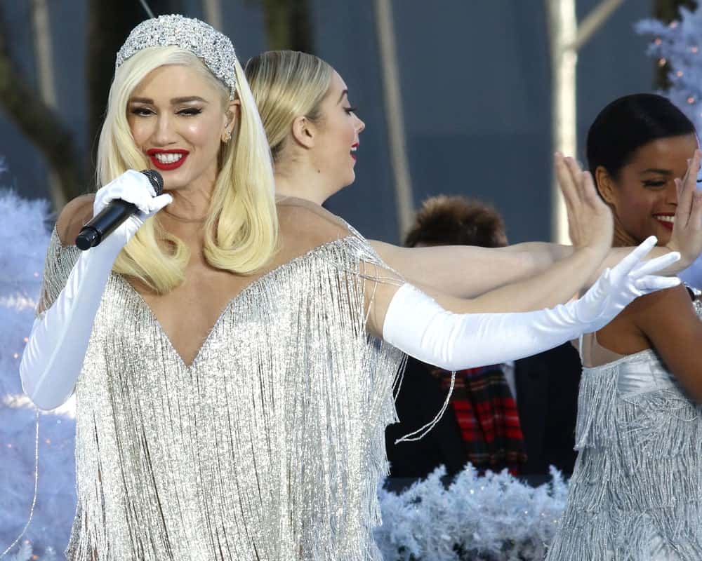 Another star that seems to have found the secret to eternal youth, Gwen Stefani looks younger every time she is in the spotlight. Some of it may be attributed to her flawless fashion sense. Here, she has accessorized her loose shoulder-length platinum blonde locks with a glittery headband. Doesn’t she remind you of Alice in Wonderland?