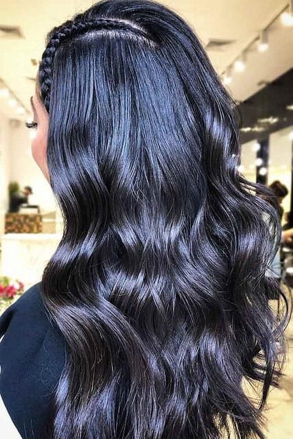 The red balayage look is so perfect for the winter and spring season — in fact, for all season. The vibrant red and chestnut colors in this balayage are all the accessory one needs.