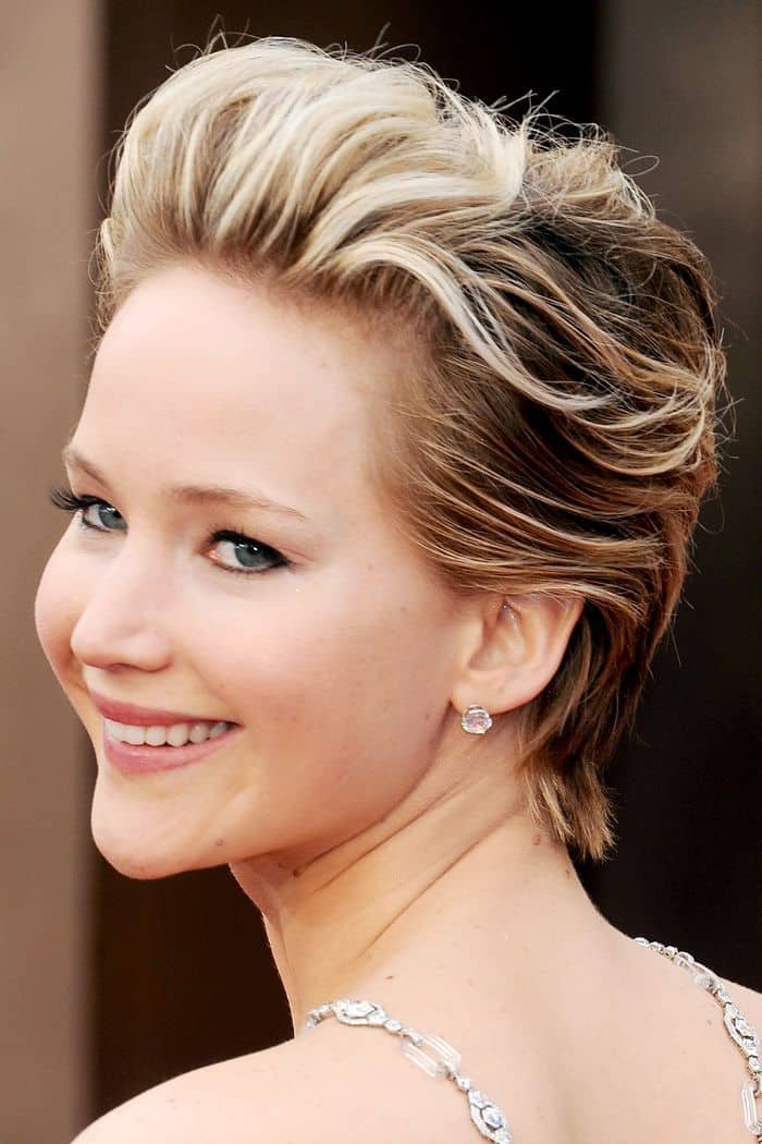 https://www.flickr.com/photos/162417118@N08/29236958478/ Jennifer Lawrence has tried a lot of pixie hairstyles but this one is one of her best. The actress has added some wave and highlight to the front of her hair and swept it back on top of her head. The sides and the back remain straight ad dark.