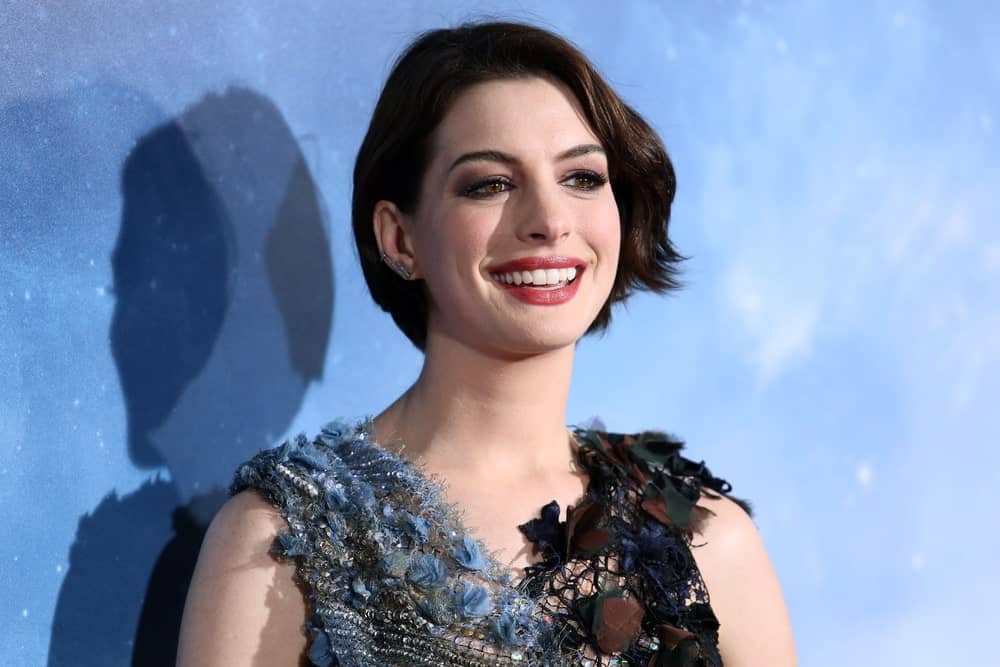 The Oscar-winning actress also nails it when it comes to her hairstyle. Be it short or long, Anne Hathway knows how to rock the look. In this short bob, the actress has curled half her hair in a wavy windy style, while the other half is straight and pushed back.