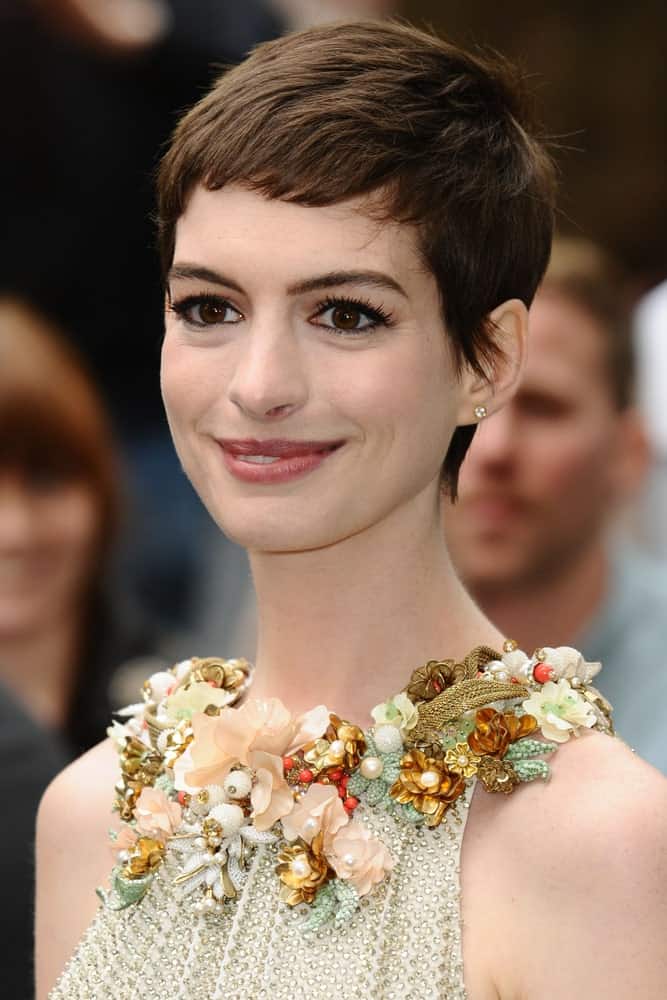 Keep things cool and casual with short baby bird bangs like Anne Hathaway. The great thing about this hairstyle is that it needs minimum maintenance and styling. So if you are a no-fuss kind of girl, this is the perfect hairstyle for you.