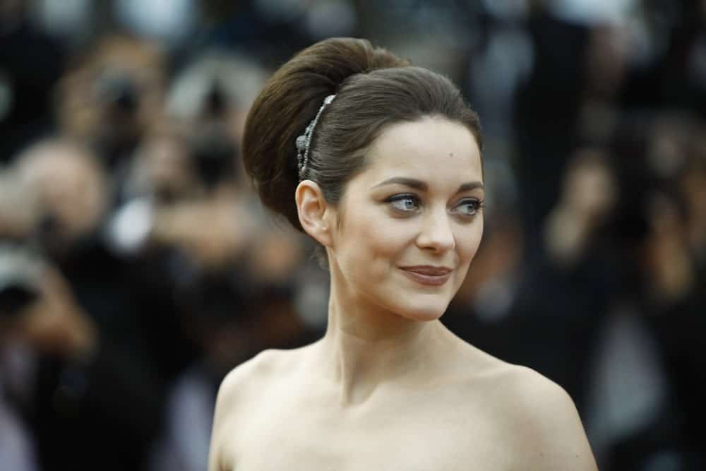 The French actress is so beautiful, she looks good in whatever hairstyle she chooses to wear. In this particular case, the actress styled her hair in a subtle bouffant in the front and a very 60’s updo. She accessorized the look with a bejeweled headband.