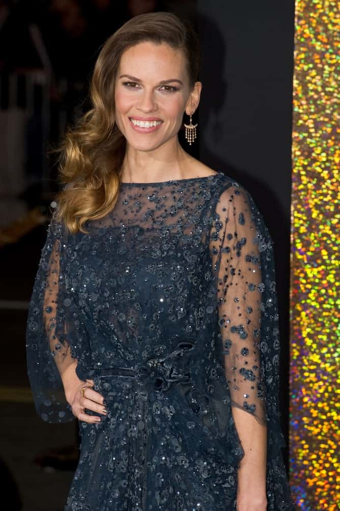 The beautiful and highly talented actress Hillary Swank shows us how to do your hair with soft and subtle tones. The bronze-gold ombre blended seamlessly into her darker roots and made her hair look more vibrant. These types of soft shades require low maintenance, yet add a unique dynamic.