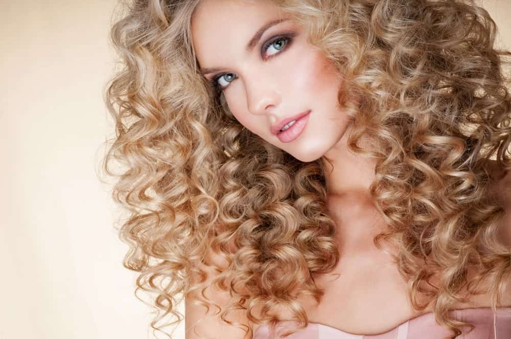 This wonderful wavy hairstyle is back, thanks to actresses like Blake Lively and Eva Green. This old Hollywood curling style is elegant, chic and has a very retro glam. Coupled with blood red lips, this wavy hairstyle takes you right back to the 60s.