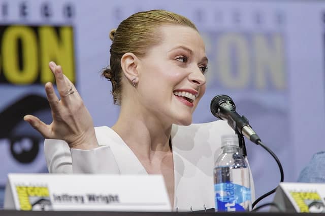 https://www.flickr.com/photos/thegeeklens/36196561914/ If you want to highlight your face shape, eyes and jawline, go for a slicked back style like Evan Rachel Wood. The actress turned many head during the San Diego comic con with her tightly combed-back and pinned-up updo.