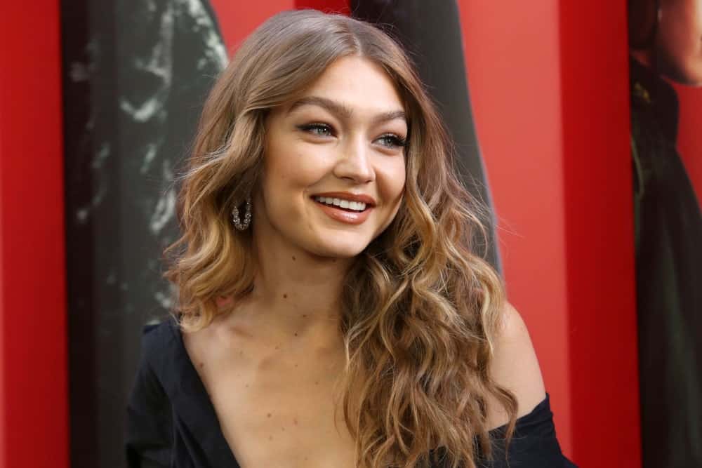 Supermodel Gigi Hadid shows you how to do curls and layers together. Hadid parted her hair in the middle and then started giving her layers thin, wispy curls at eyebrow-length. The curly and layered locks make her hair looks more voluminous than ever.