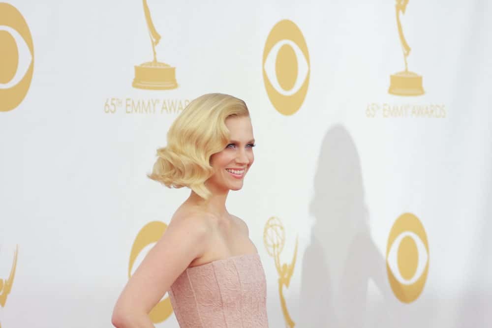 With her true blond hair, January Jones has always nailed the curled look. Here, the actress has waved her hair in a vintage style, reminiscent of Marilyn Monroe and made its stay with lots of styling products.