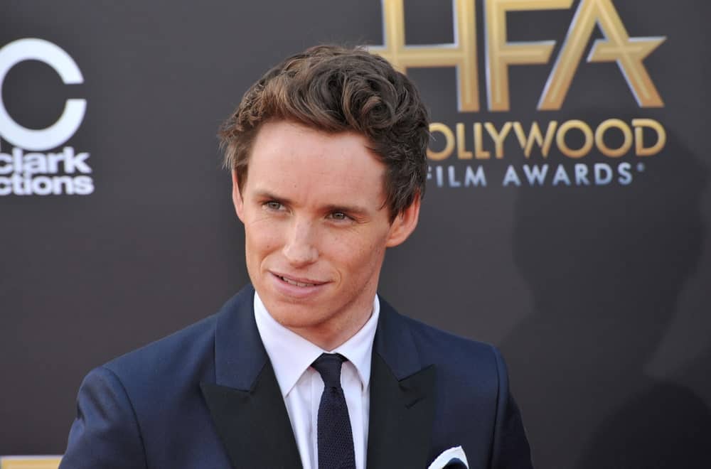 Curly hair like that of Eddie Redmayne can be notoriously difficult to style, but that doesn’t mean it won’t let you rock a killer slicked-back style. For a modern take on this classic style, you can loosen things up a little. Add lots of texture and volume on the top of the hair and use minimal amounts of products to maintain a natural appearance. You can also use your fingers for a tousled-looking quiff and add some texture sea salt spray to hold the natural waves.