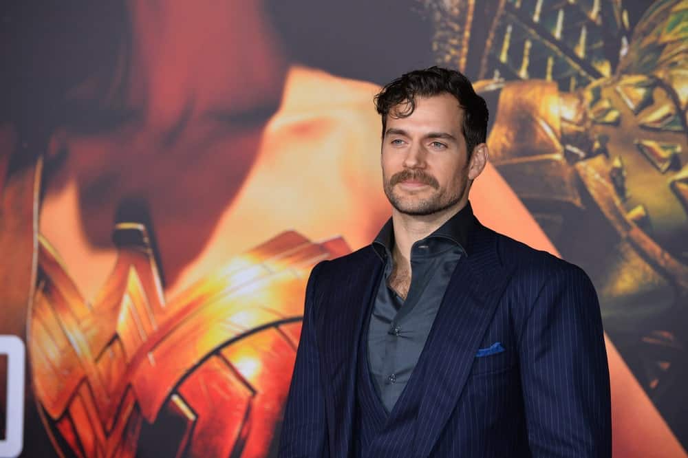 If you want to go for a super-edgy look, try what Henry Cavill did. The “Justice League” actor who currently holds the title of “Superman,” came to his movie’s premiere with this grunge look, which is messy and super-casual, but also perfect for the red carpet. The actor used lots of pomade on his side-slicked hair but he also chose to adopt Superman’s signature forelock. The actor curled his front lock onto his forehead and kept his side-slicked hair curly and tousled for an edgy look.