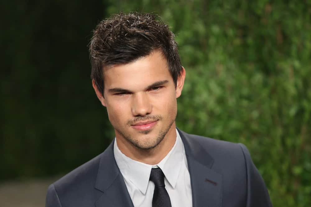 Who says you can’t rock the slicked-back look with cropped hair. Just take a look at Taylor Lautner’s style. The “Scream Queens” actor got a killer slicked-back style by clipping off the hair on his sides slightly shorter than the ones on top of his head. He then styled his top hair into a riotous mess with the help of lots of pomade and styling gel and pushed his baby front locks back with them. This is a great look for formal events.