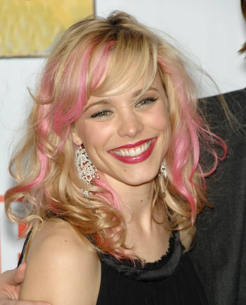 Wearing your hair down is an old technique to draw attention to yourself. And that’s what most loose hairstyles are all about. But if you go for some vivid highlights such as bright pink in pale blonde hair, you take the effectiveness of this technique to a whole new level. After all, Rachel McAdams isn’t hailed as the fashion guru for no reason.