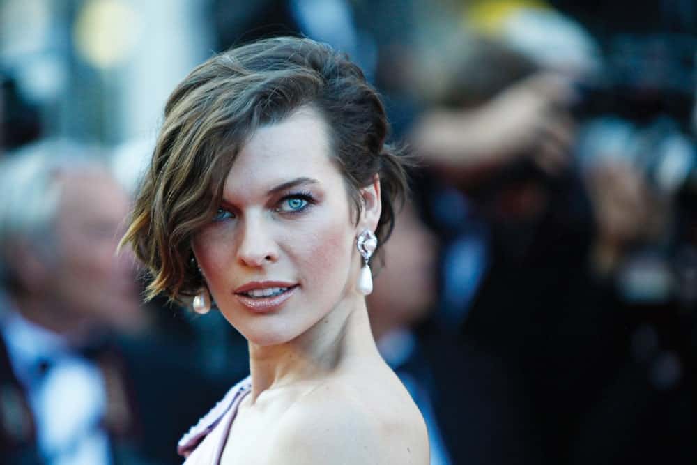 Milla Jovovich posing