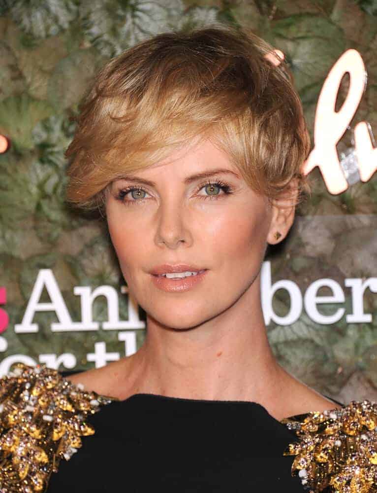 Last October 17, 2013, the actress arrived at Wallis Annenberg Center for the Performing Arts Gala with this soft and short hairstyle and some minimal make-up look.