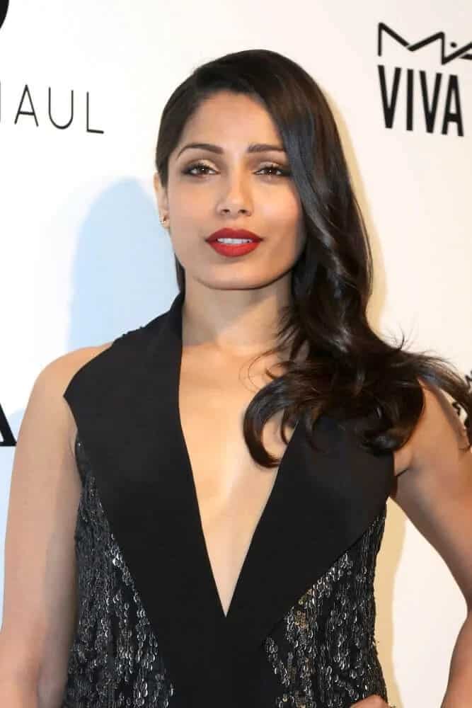 Freida Pinto showcased her sophistication at the 25th Annual Elton John Academy Awards Viewing Party held last April 13, 2017 with her wavy raven hair tossed to one side and classy red lips.