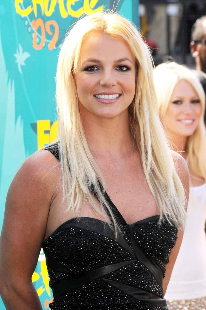 Britney Spears appeared at the Teen Choice Awards 2009 in Gibson Amphitheatre held on August 9th rocking a tousled straight hair paired with a black dress.