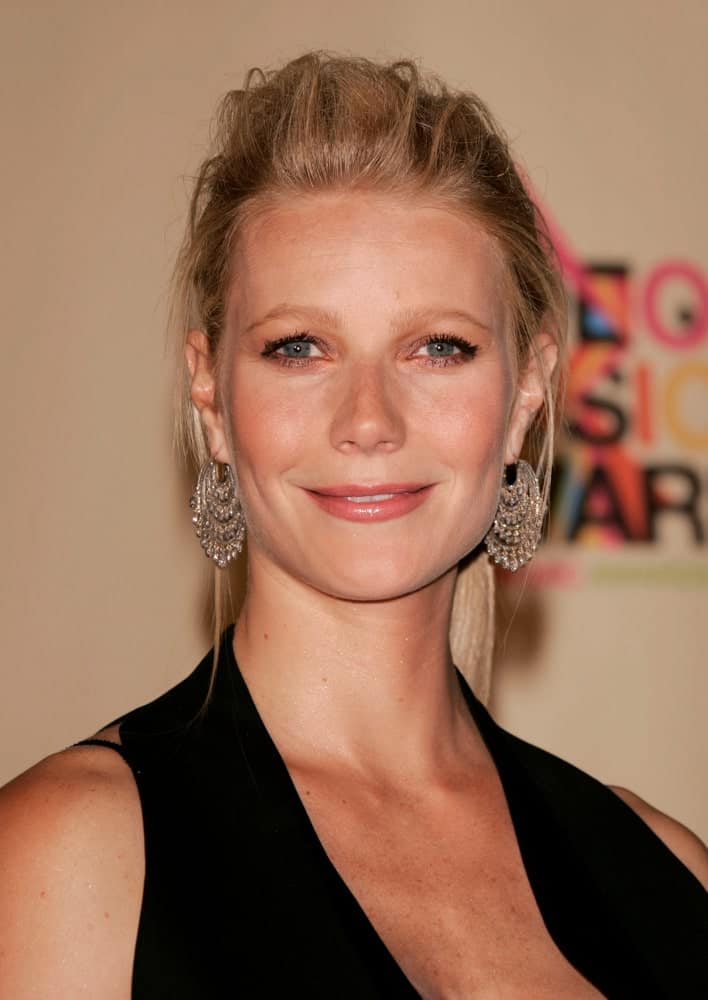 Gwyneth Paltrow in the press room at the MTV Video Music Awards on August 29, 2004 rocking a stylish pompadour ponytail with loose tendrils.