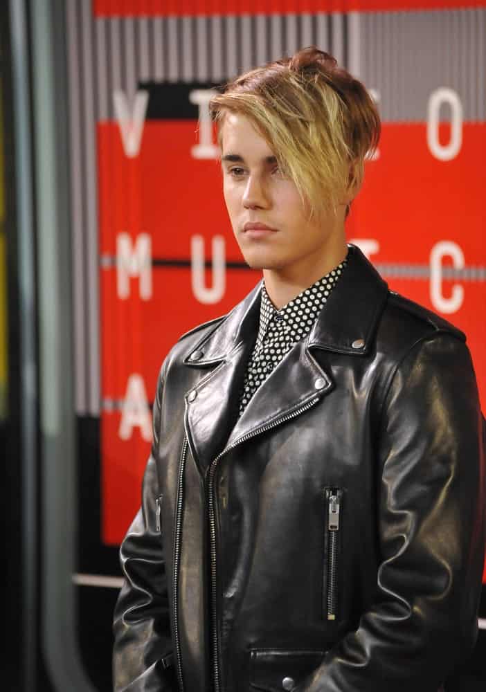 The singer attended the 2015 MTV Video Music Awards last August 30, 2015, with a side-parted blonde hair incorporated with long side bangs.