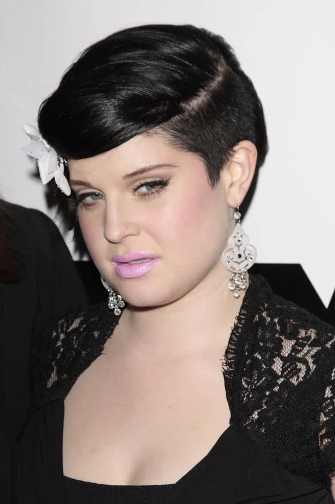 On January 13 in 2009, Kelly Osbourne was seen back to her black hair, but this time she added a bold vibe to her style.