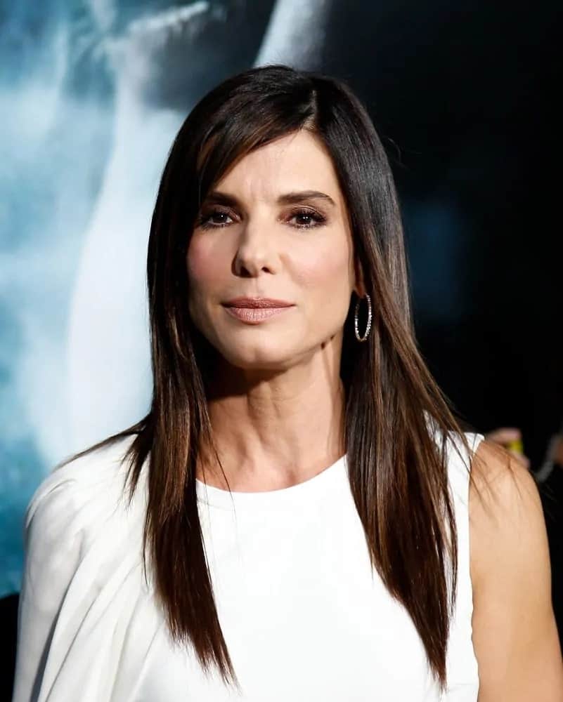 Sandra Bullock had long and straight layers with a side part hairstyle that complemented her white dress at the ‘Gravity’ premiere last October 1, 2013.