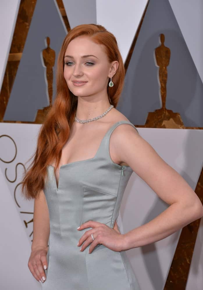 Sophie Turner completed her ravishing look with side-parted auburn waves worn at the 88th Academy Awards at the Dolby Theatre, Hollywood on February 28, 2016.