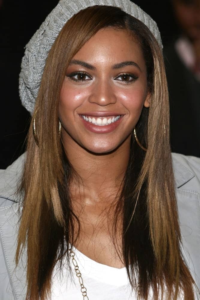 Beyonce was spotted at the Mesa Arts Academy on February 14, 2009, where she donates 150 Musical Instruments to School Children. She was wearing her casual attire along with her layered hair that’s incorporated with a beanie.