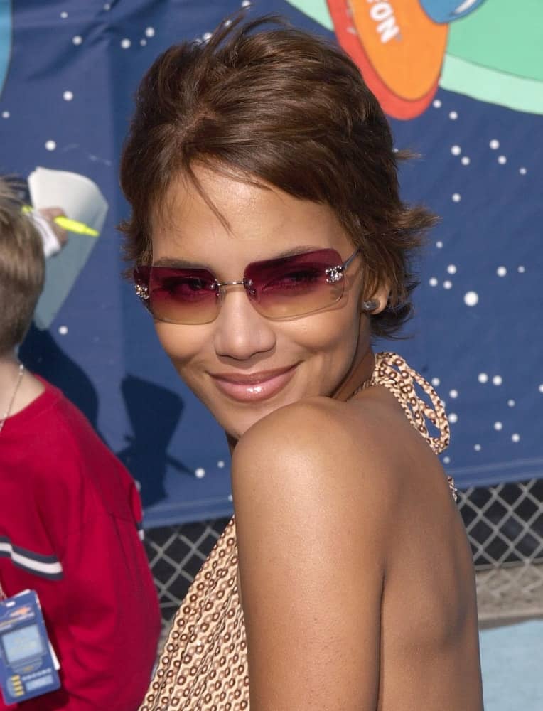 Actress Halle Berry wore a casual patterned summer dress with her cool sunglasses and pixie hairstyle with short bangs at the Nickelodeon’s 14th Annual Kid’s Choice Awards on April 21, 2001 in Santa Monica, CA.