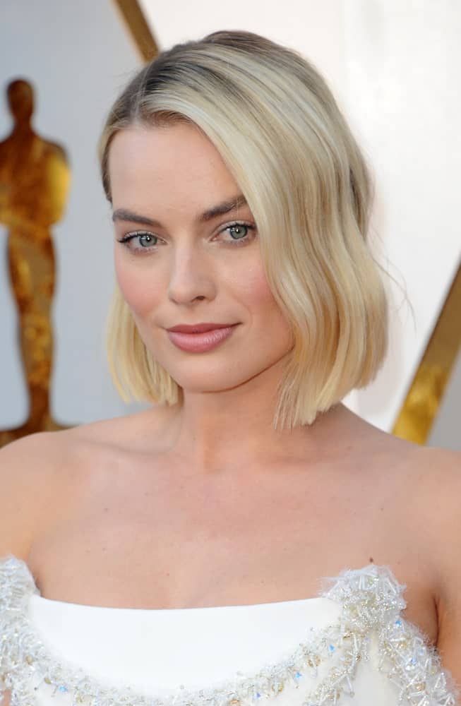 Margot Robbie flaunted her side-parted blonde tresses with subtle waves and dark roots at the 90th Annual Academy Awards held last March 4, 2018.