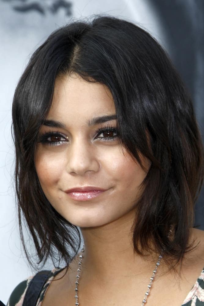 Vanessa Hudgens was at the “IRIS, A Journey Through the World of Cinema” by Cirque du Soleil Premiere at Kodak Theater on September 25, 2011, in Los Angeles, CA. She was lovely in her simple make-up and short, tousled and layered hairstyle.